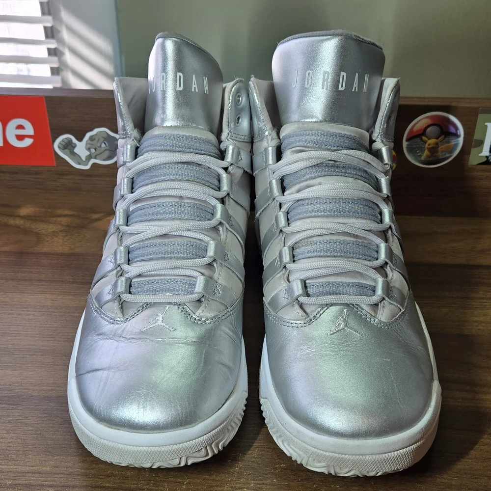 Nike Air Jordan Max Aura SE In Silver Metallic 7y